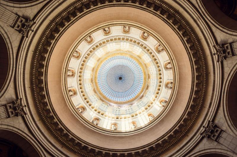 Un orgue majestueux dans une cathédrale française, le soleil filtrant à travers les vitraux, pour une musique classique de sortie d'église